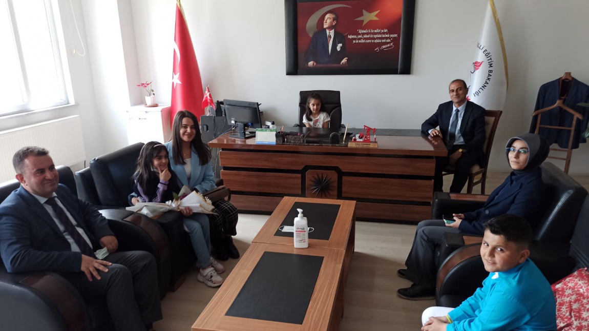 Okulumuz Öğrencisi Belinay Zenger İlçe Milli Eğitim Müdürümüz'ün Koltuğuna Oturdu